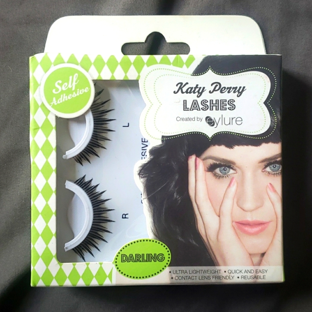 Katy Perry lashes darling - Picture 1 of 3